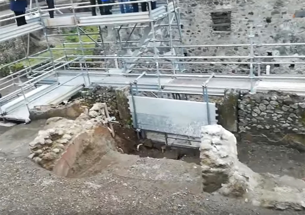 V.7.7 Pompeii. 2018. The tops of walls of the fauces from behind.
The entrance on the Vicolo delle Nozze d’Argento can be seen (boarded) in front and the window of V.2.i opposite.
Photograph © Parco Archeologico di Pompei.