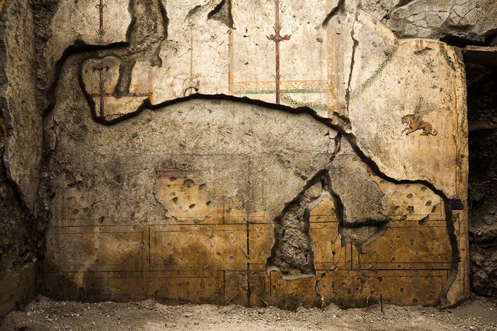 V.7.7 Pompeii. 2018. Room to the west of the entrance, north wall with older fresco decoration covered with a richer fourth-style decoration.
It is possible that the oldest decoration is prior to the earthquake of 62, while the last decoration refers to renovations following this event.
Photograph © Parco Archeologico di Pompei.