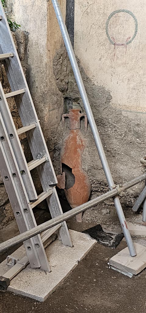 V.7.7 Pompeii. December 2023.
North-east corner of doorway in north wall. Photo courtesy of Miriam Colomer.