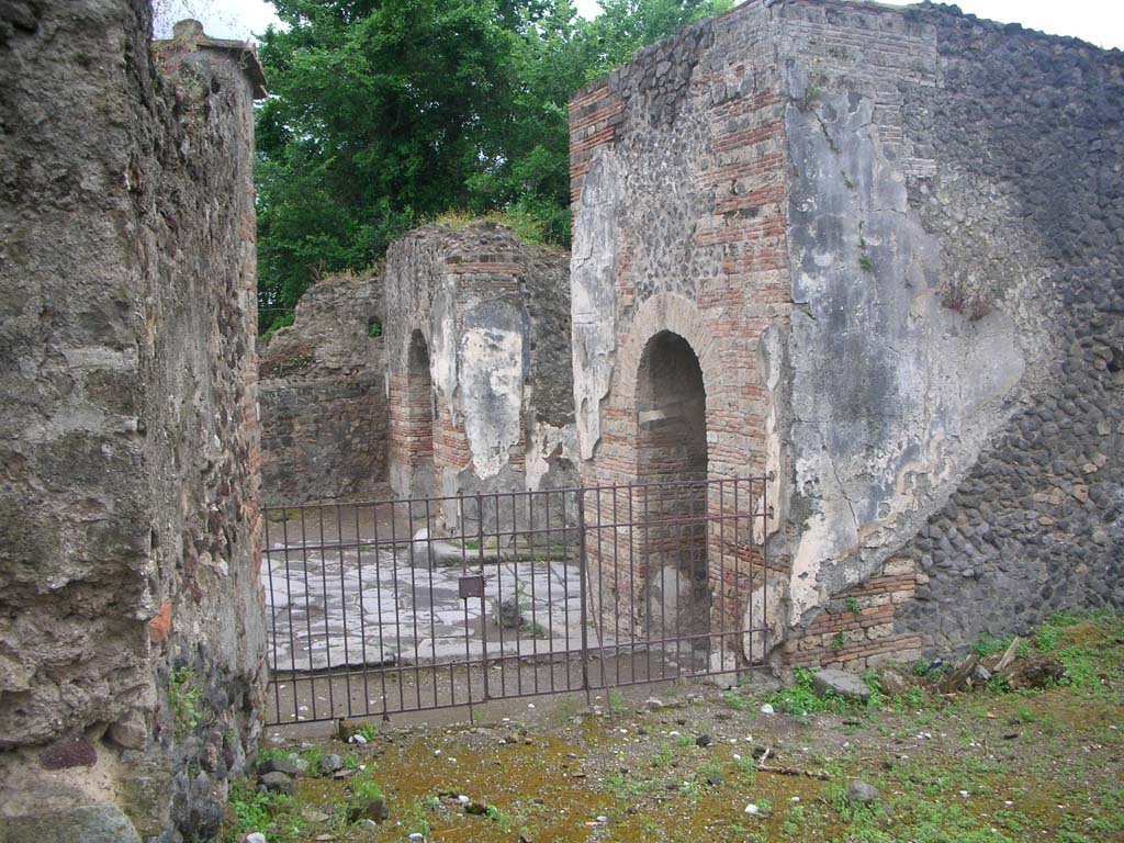 VI.1.1 Pompeii. May 2010.
Looking west towards entrance onto Via Consolare on south side of Herculaneum Gate. Photo courtesy of Ivo van der Graaff.