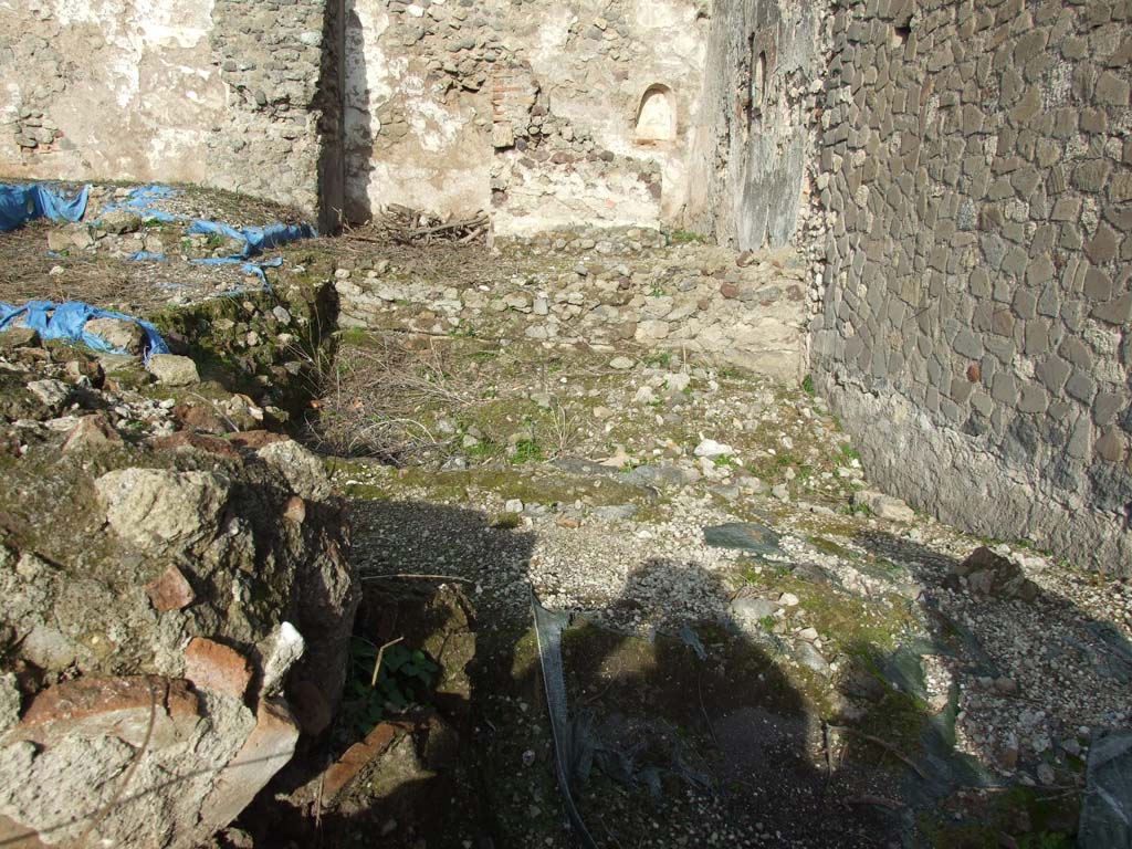 VI.1.1 Pompeii. December 2007.
Looking north towards rooms with niches on north and east walls, and site of (winter) triclinium, from VI.1.4.
