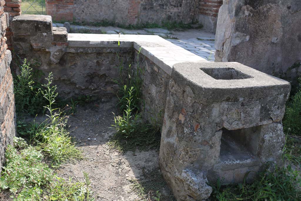 VI.1.2, Pompeii. December 2018.
Looking west across hearth and counter from rear, towards Via Consolare. Photo courtesy of Aude Durand.