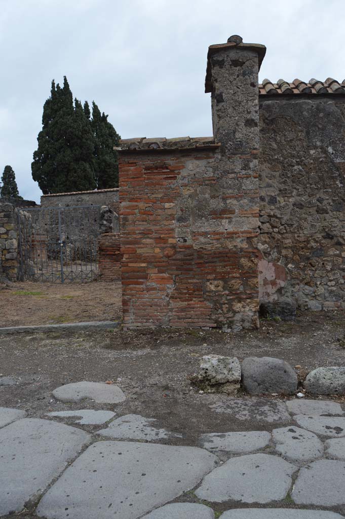 VI.1.4 Pompeii. March 2018.
Looking east to pilaster with terracotta mask on south side of entrance doorway.
Foto Taylor Lauritsen, ERC Grant 681269 DÉCOR.