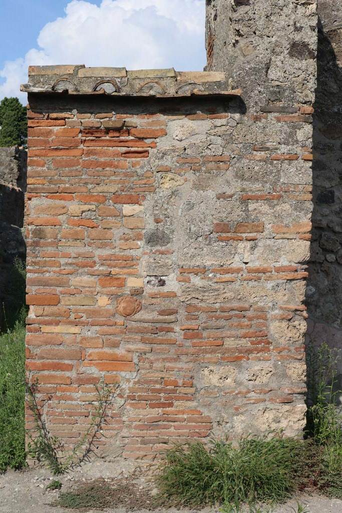 VI.1.4 Pompeii. December 2018.
Pilaster with terracotta mask on south side of entrance doorway. Photo courtesy of Aude Durand.