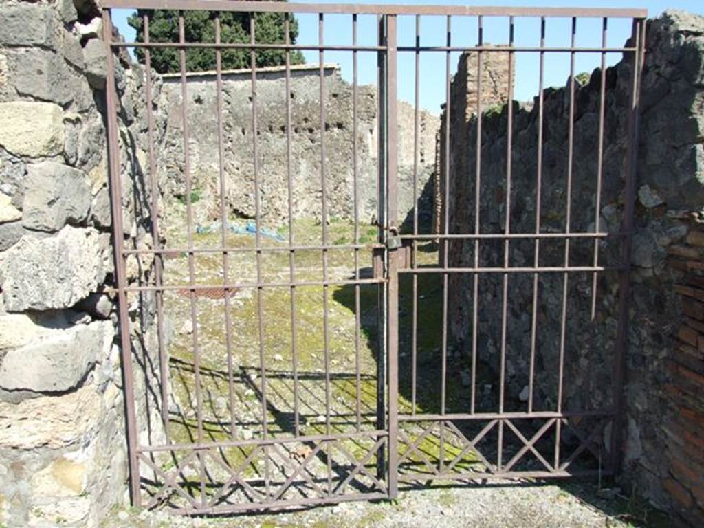 VI.1.4 Pompeii. March 2009. Entrance to rear of inn.