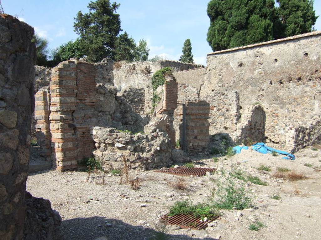 VI.1.4 Pompeii. December 2007. Three rooms on north wall with watering trough in centre.