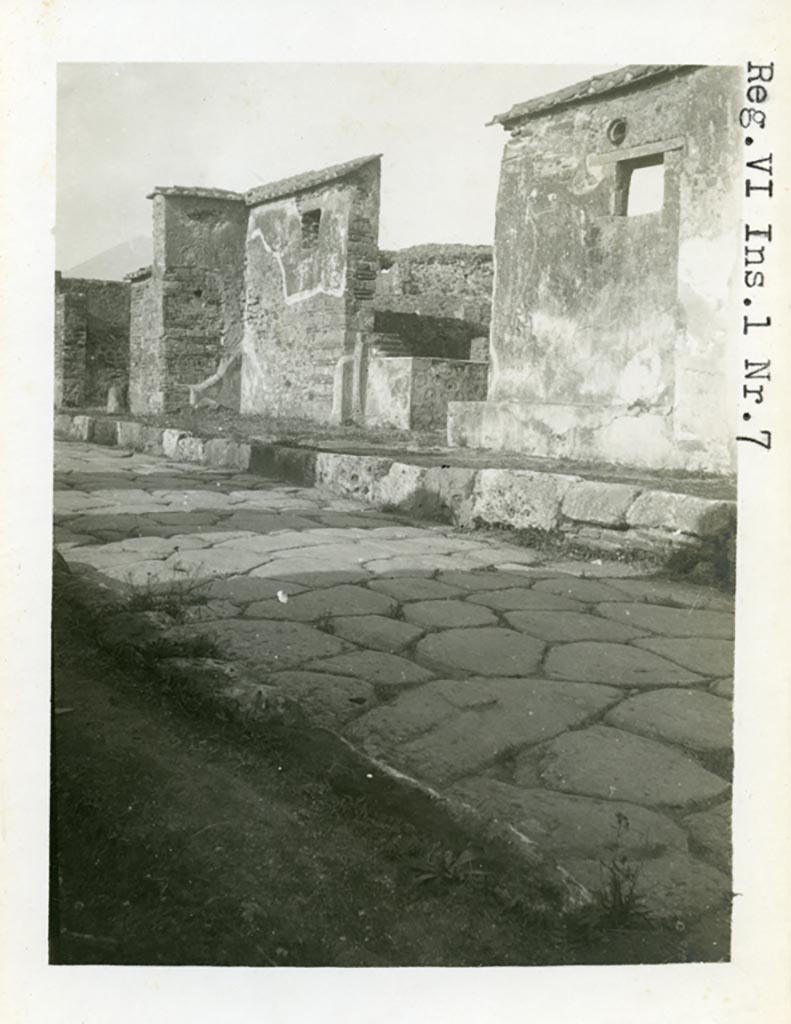 VI.1.5 Pompeii but numbered as VI.1.7 on photo. Pre-1937-1939 Looking north-east towards the entrance.
Photo courtesy of American Academy in Rome, Photographic Archive. Warsher collection no. 404.