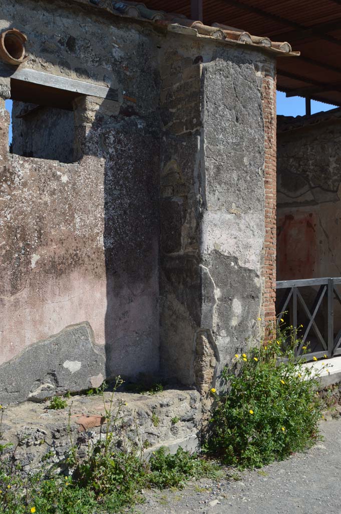 VI.1.5 Pompeii. March 2019.
Exterior wall with bench on Via Consolare, on south side of entrance doorway, with VI.1.6, on right.
Foto Taylor Lauritsen, ERC Grant 681269 DÉCOR.