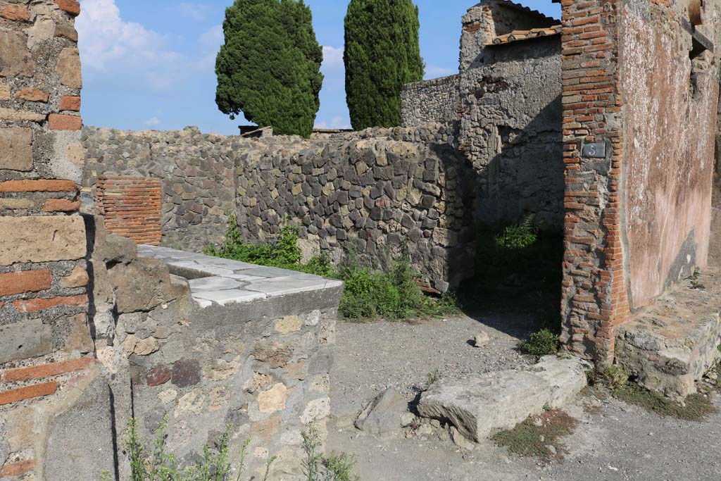 VI.1.5 Pompeii. December 2018.
Looking south-east across counter from entrance doorway towards room on south side. Photo courtesy of Aude Durand.