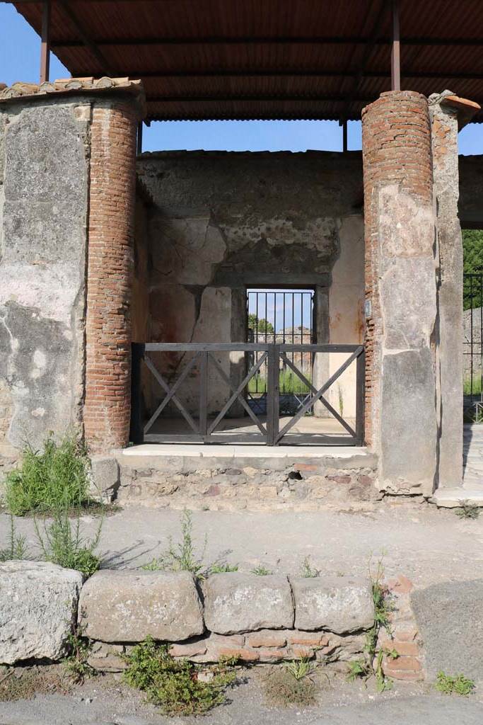 VI.1.6 Pompeii. December 2018.
Looking east to entrance doorway. Photo courtesy of Aude Durand.