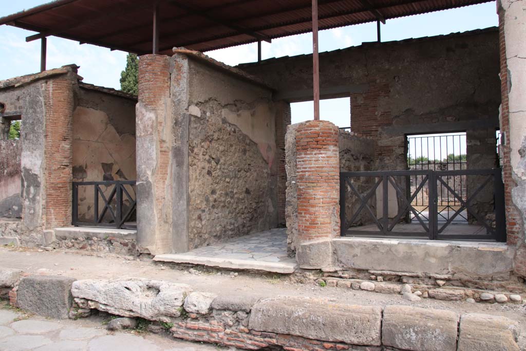 VI.1.8, Pompeii, on right. September 2021.
Looking towards entrance doorways on east side of Via Consolare. VI.1.6, on left, VI.1.7, in centre. Photo courtesy of Klaus Heese.