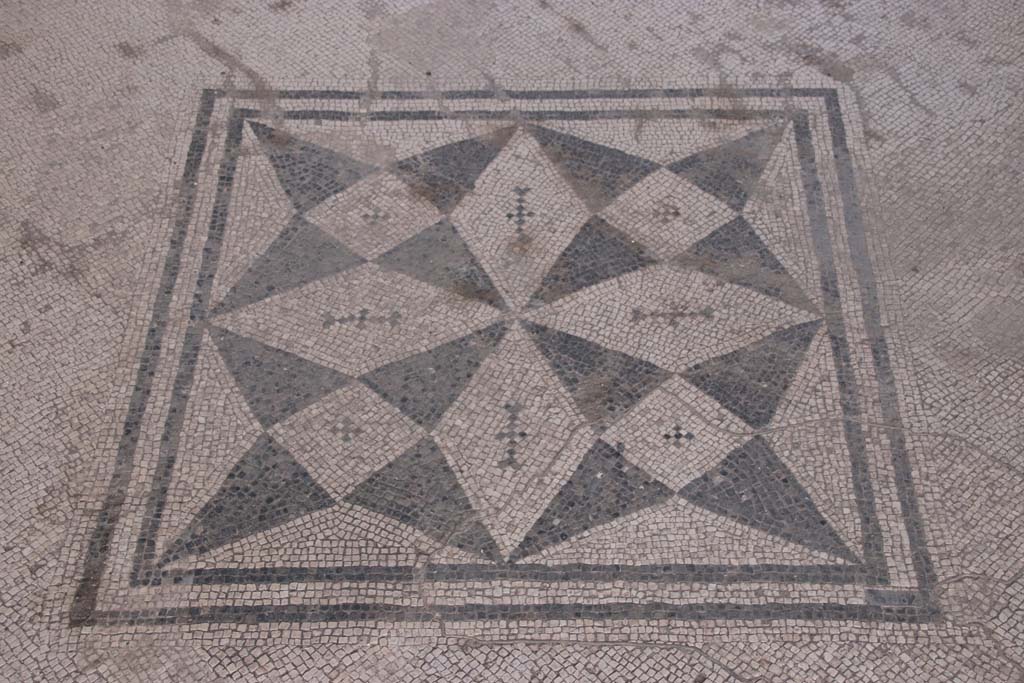 VI.1.8 Pompeii. September 2021.
Central floor mosaic, a square emblema containing stars of black and white mosaics with four points. Photo courtesy of Klaus Heese.