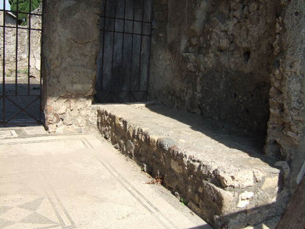 VI.1.8 Pompeii. September 2005. South side of entrance area, a masonry bed or bench according to Fiorelli.