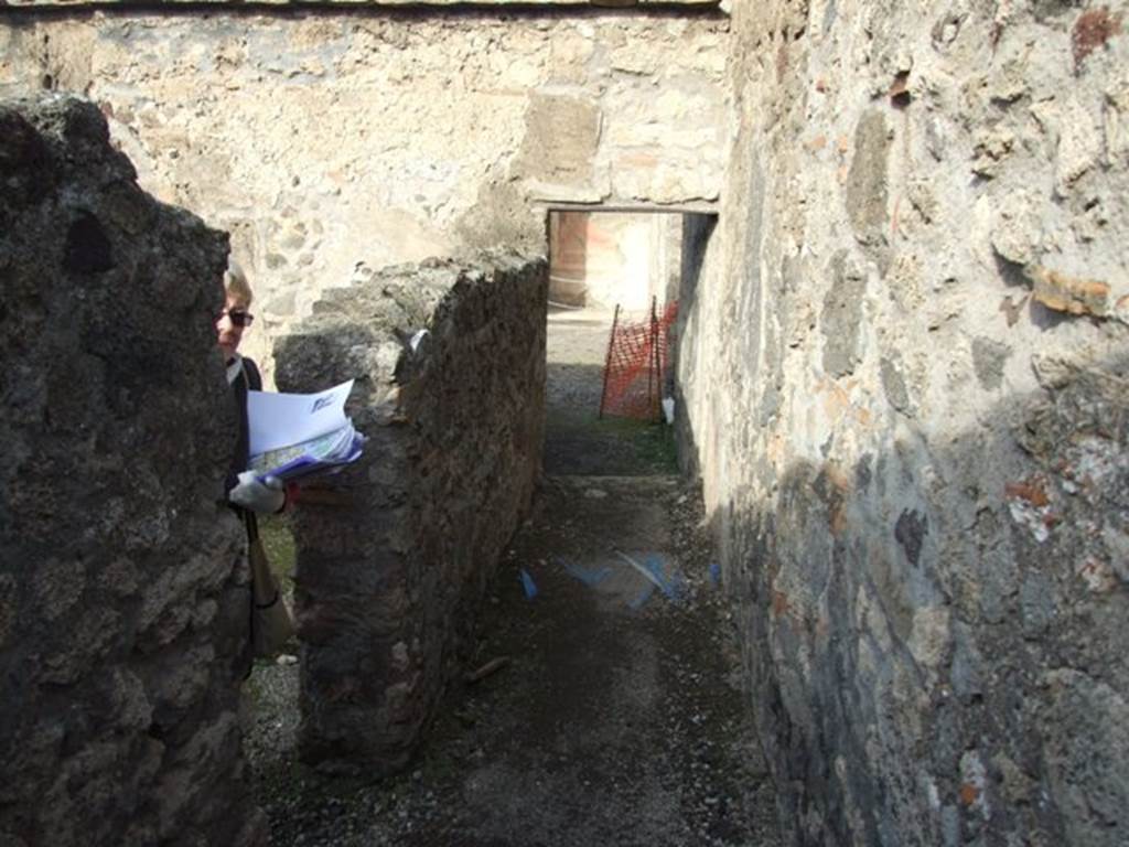 VI.1.10 Casa del Chirurgo or House of the Surgeon. Corridor looking north to atrium.