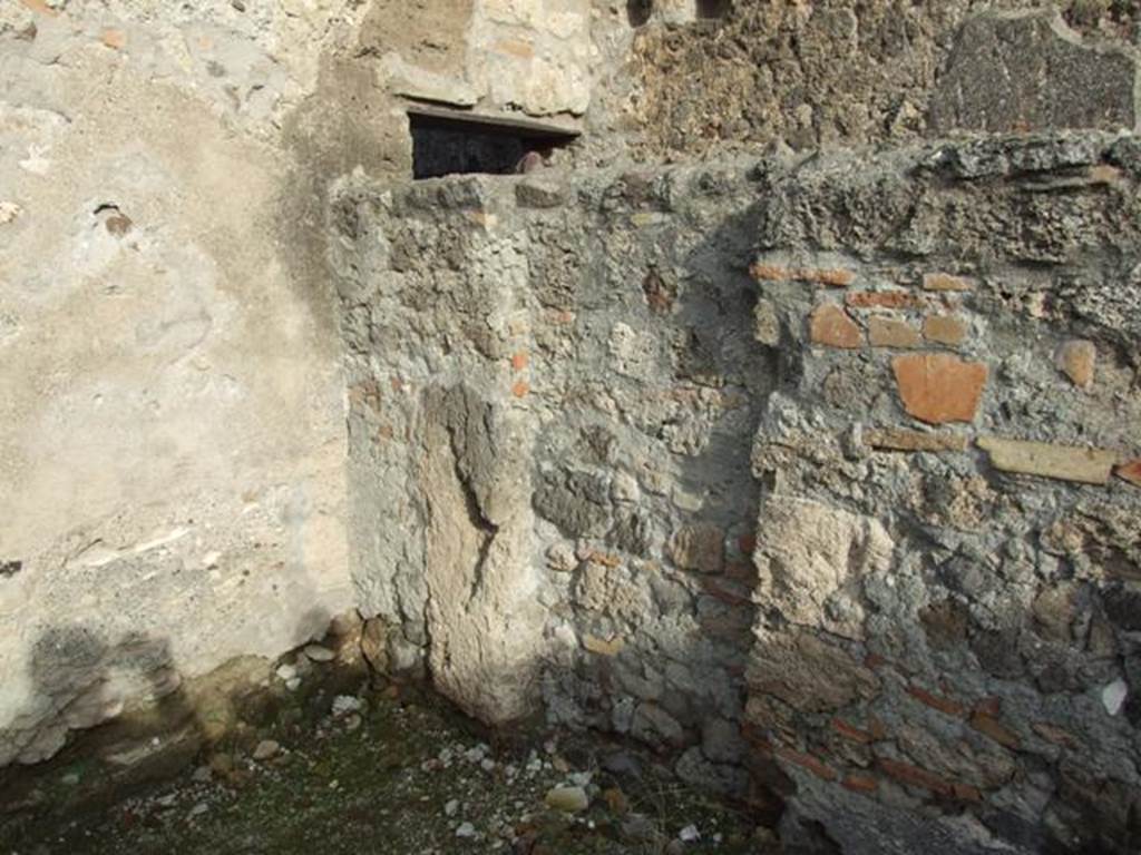VI.1.10 Casa del Chirurgo or House of the Surgeon. East wall of room 14 with recess.
