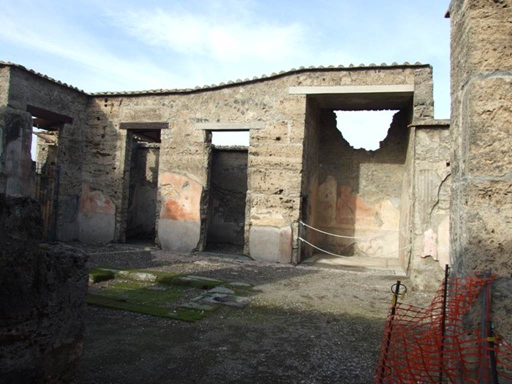VI.1.10 Casa del Chirurgo or House of the Surgeon. Looking north across atrium from corridor.