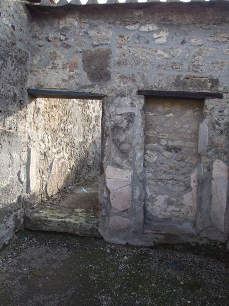 VI.1.10 Casa del Chirurgo or House of the Surgeon. Room 15. Looking across Ala to recess with remains of plaster and to corridor doorway on south side of atrium.