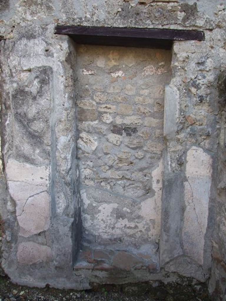 VI.1.10 Casa del Chirurgo or House of the Surgeon. Room 15. Ala. Detail of recess with remains of plaster.