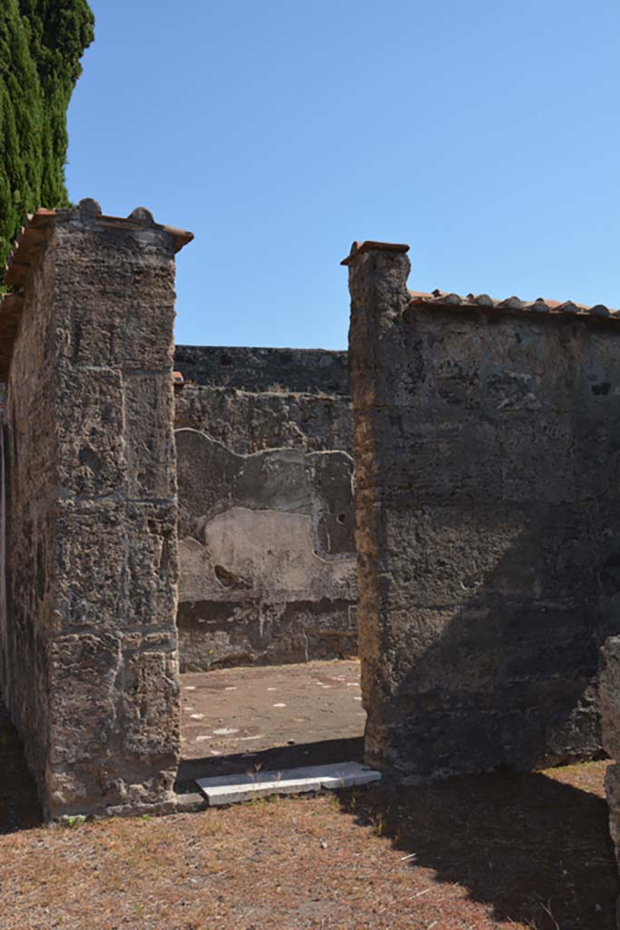 VI.1.10 Pompeii. September 2019.
Room 16, doorway in east wall of ala, to a large room on south side of tablinum.
Foto Annette Haug, ERC Grant 681269 DÉCOR.