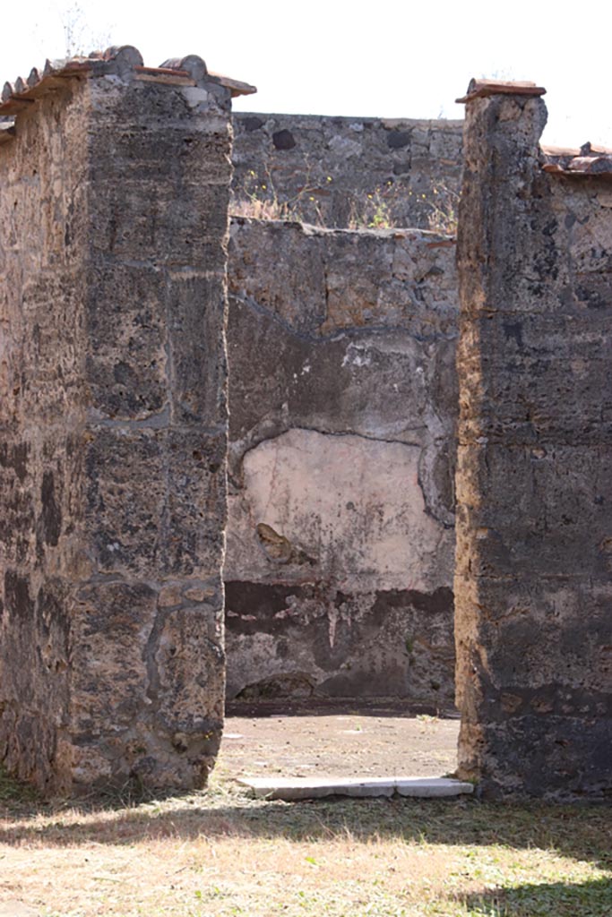 VI.1.10 Pompeii. May 2024.
Room 16, doorway in east wall of south ala, to a large room on south side of tablinum.
Photo courtesy of Klaus Heese.