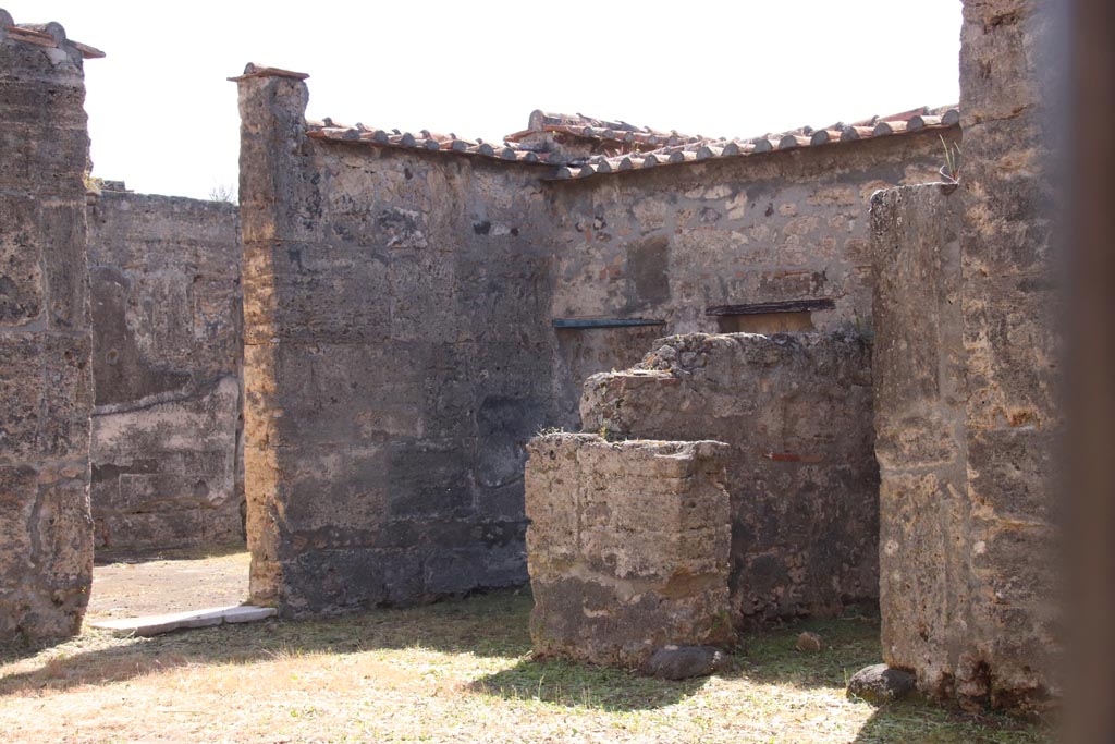 VI.1.10 Pompeii. May 2024.
South-east corner of atrium, with doorway to room 16, on left, south ala 15, and room 17 on right. Photo courtesy of Klaus Heese.