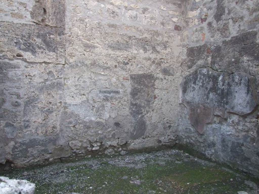 VI.1.10 Casa del Chirurgo or House of the Surgeon. Room 17. Cubiculum on south side of atrium.