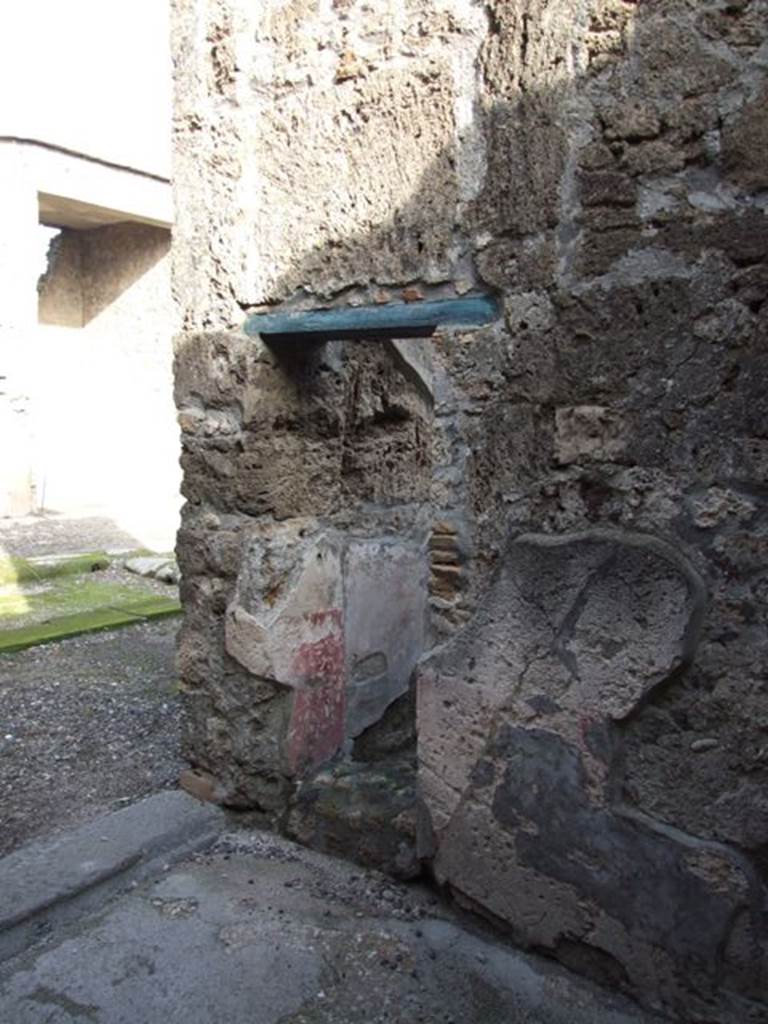 VI.1.10 Casa del Chirurgo or House of the Surgeon. East wall of room 18. Cubiculum on south side of atrium.