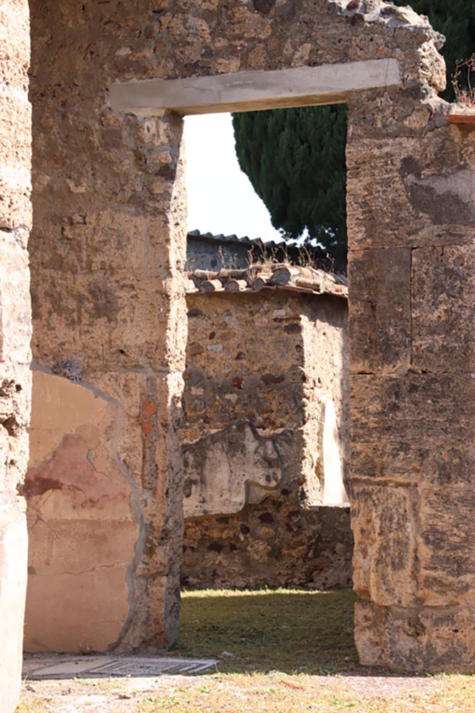 VI.1.10 Pompeii. May 2024. 
Doorway to room 5, on east side of north ala. Photo courtesy of Klaus Heese.

