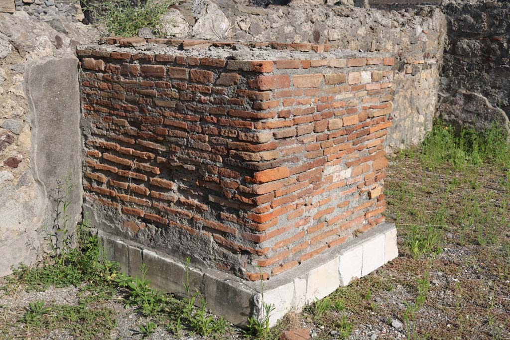VI.1.13 Pompeii. December 2018.
Looking towards north side of marble clad pedestal or statue base against east wall. Photo courtesy of Aude Durand.
