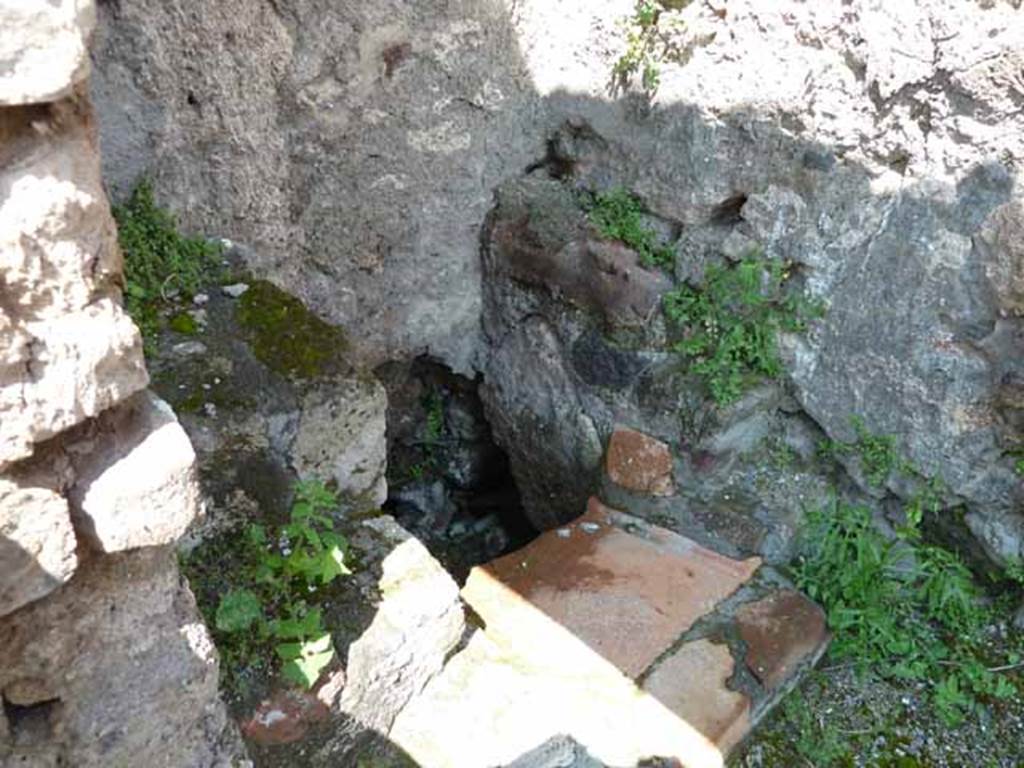 VI.1.13 Pompeii. May 2010. Latrine.