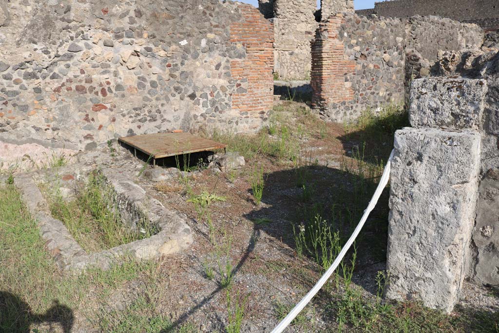 VI.1.15, Pompeii. December 2018.
Looking south-east across rear room towards doorway linking with VI.1.21. Photo courtesy of Aude Durand.