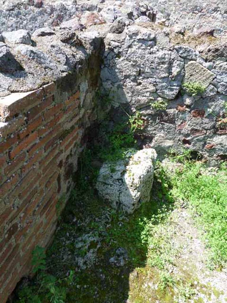 VI.1.17 Pompeii. May 2010. Kitchen and latrine in rear north-east corner.