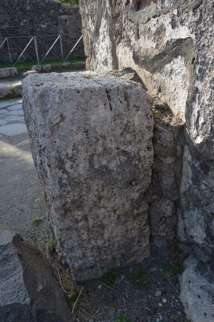 VI.1.19 Pompeii. October 2017. Looking towards east side of altar.
Foto Taylor Lauritsen, ERC Grant 681269 D�COR.

