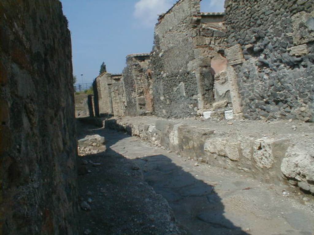 VI.1.21 Pompeii, September 2005. Vicolo di Narciso looking north.¬ VI.2