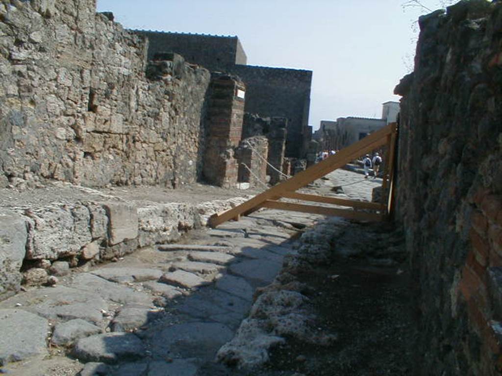 VI.2 Pompeii, September 2005. Vicolo di Narciso looking south. VI.1.21