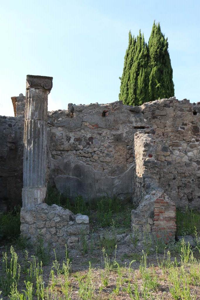 VI.1.22, Pompeii. December 2018.
Looking north to central room. Photo courtesy of Aude Durand.