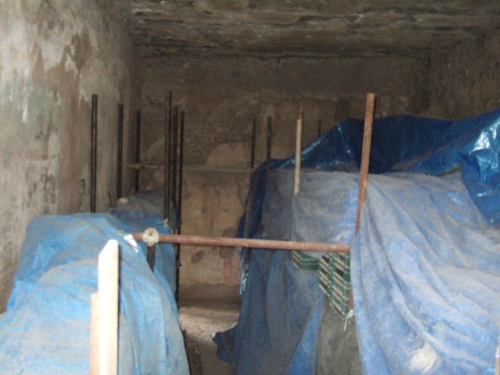 VI.1.26 Pompeii. September 2005. Looking west into room 16.