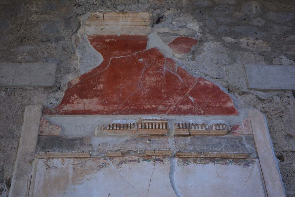 VI.2.4 Pompeii, December 2017. Detail of painted wall decoration on upper north side of atrium.
Foto Annette Haug, ERC Grant 681269 DÉCOR.