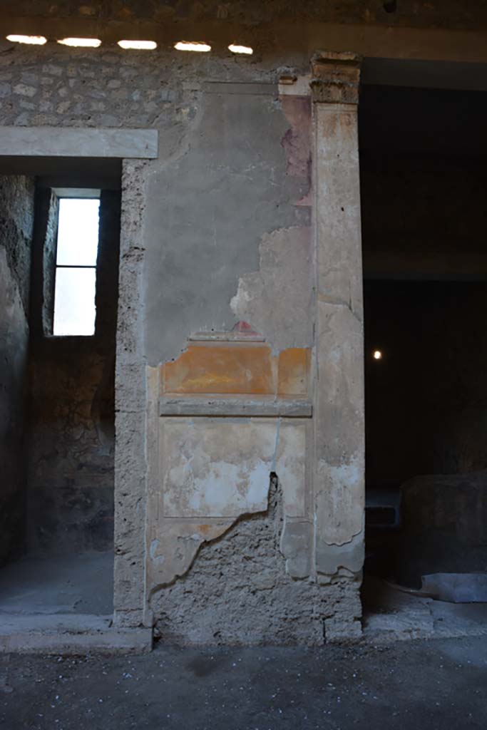 VI.2.4 Pompeii, December 2017.
Painted wall decoration on pilaster between doorway to the second cubiculum, on left, and north ala, on north side of atrium.
Foto Annette Haug, ERC Grant 681269 DÉCOR.