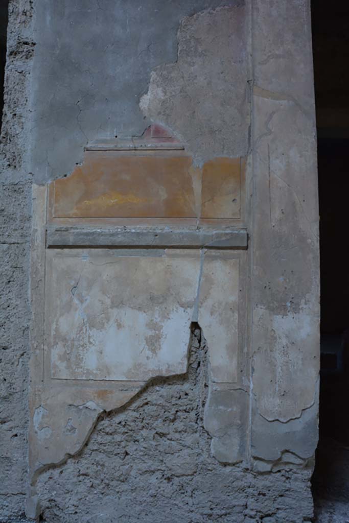 VI.2.4 Pompeii. March 2019.
Detail of painted decoration on pilaster between second cubiculum, and north ala, on right.
Foto Annette Haug, ERC Grant 681269 DÉCOR.