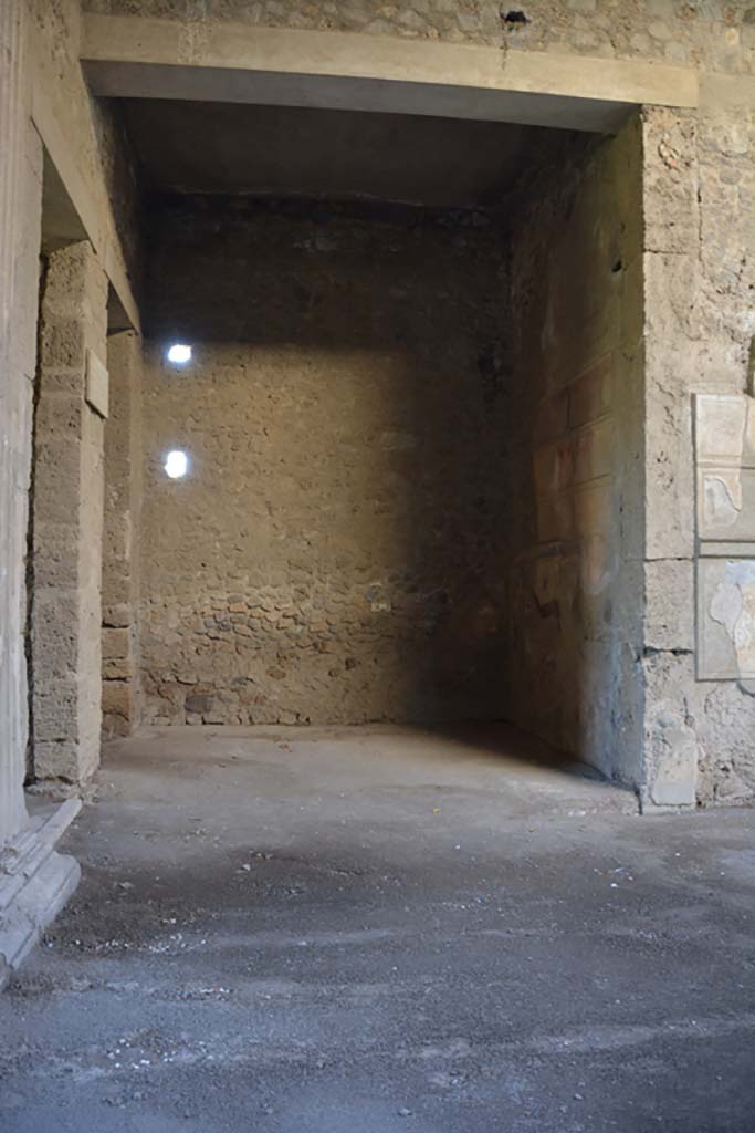 VI.2.4 Pompeii, December 2017. Looking south across atrium towards south ala.
Foto Annette Haug, ERC Grant 681269 DÉCOR.
