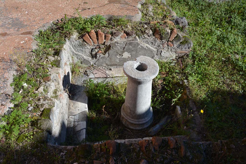 VI.2.4 Pompeii. December 2017. Looking east across summer triclinium, with one-legged table leg.
Foto Annette Haug, ERC Grant 681269 DÉCOR.