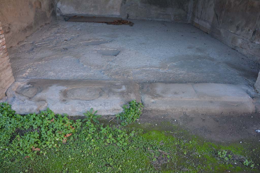 VI.2.4 Pompeii. December 2017. Looking west across flooring in oecus from portico.
Foto Annette Haug, ERC Grant 681269 DÉCOR.