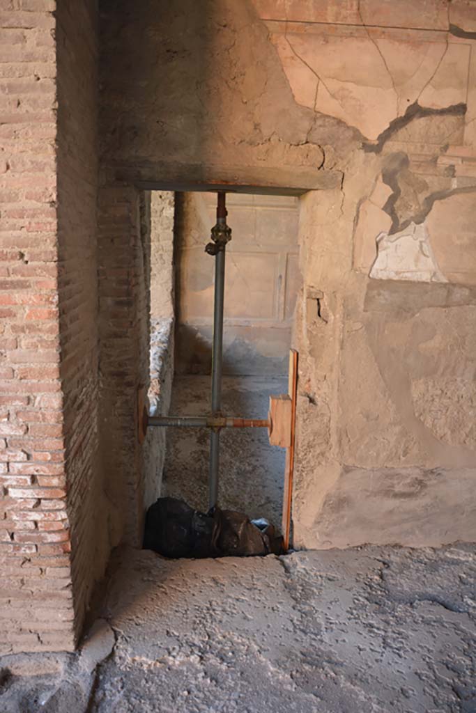 VI.2.4 Pompeii. December 2017. Doorway in south wall of oecus, into tablinum.
Foto Annette Haug, ERC Grant 681269 DÉCOR.
