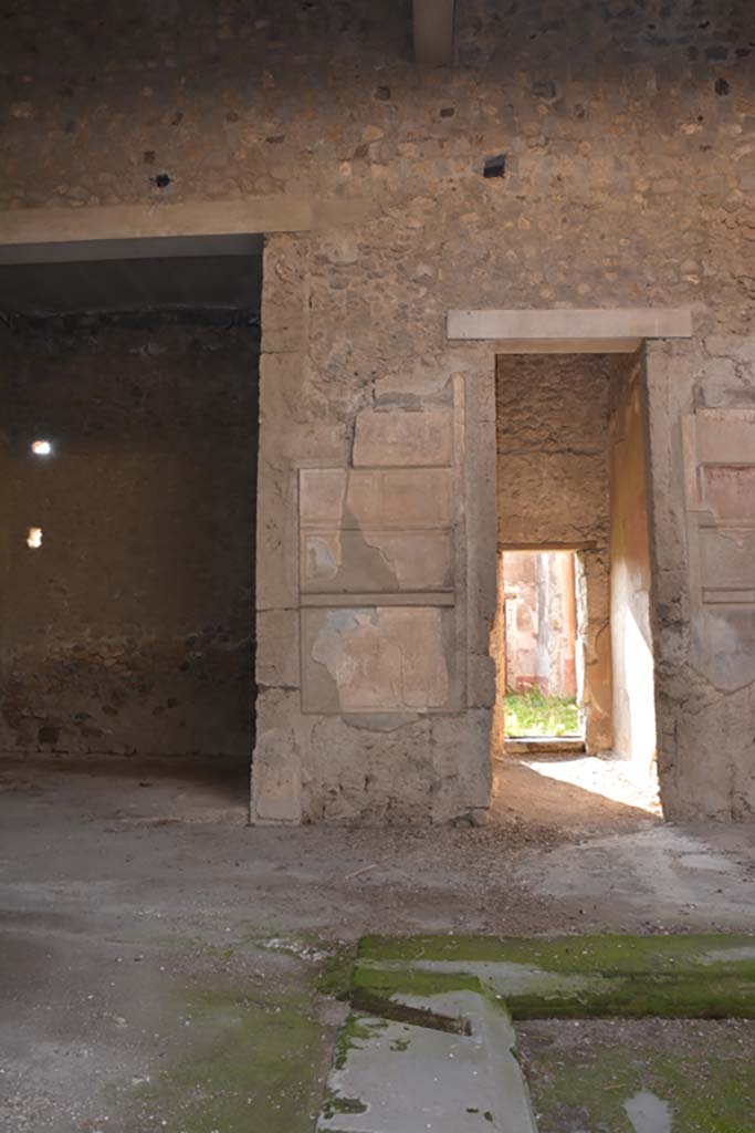 VI.2.4 Pompeii. March 2019.
South side of atrium, south ala, on left, and room leading to garden apartments, on right.
Foto Annette Haug, ERC Grant 681269 DÉCOR.