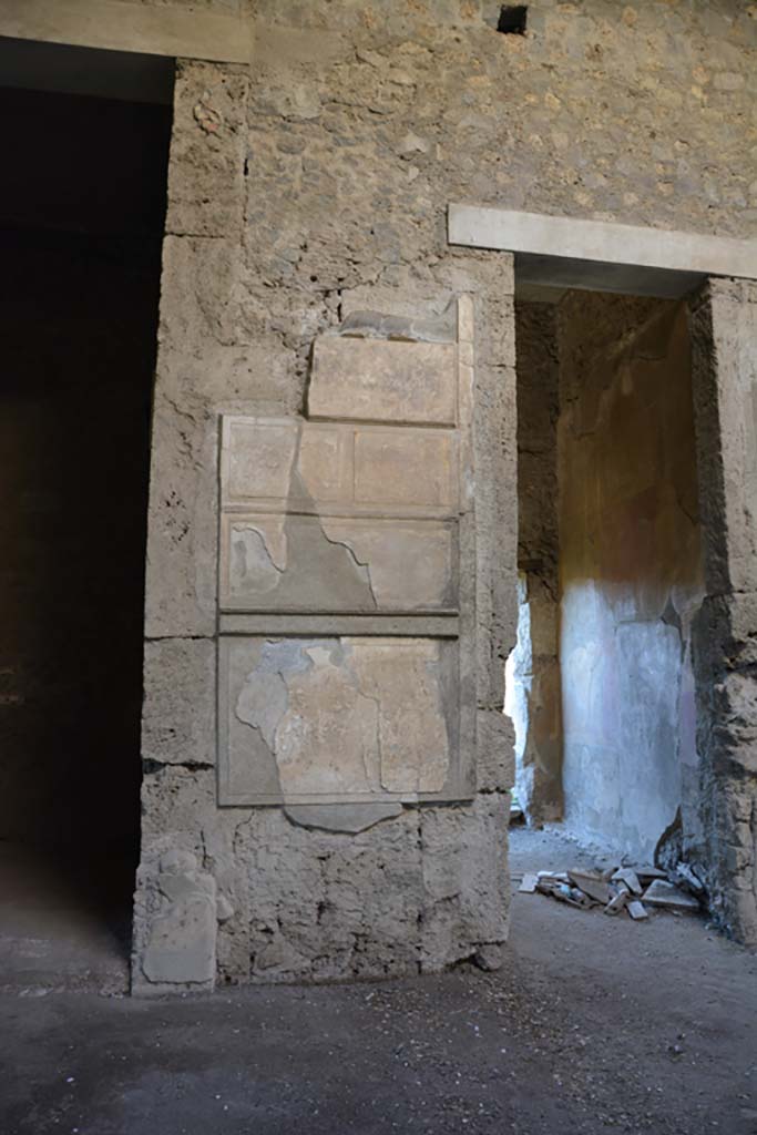 VI.2.4 Pompeii, December 2017.
Painted wall decoration on pilaster between doorways to the south ala, on left, and doorway leading to garden apartments, on right.
Foto Annette Haug, ERC Grant 681269 DÉCOR.
