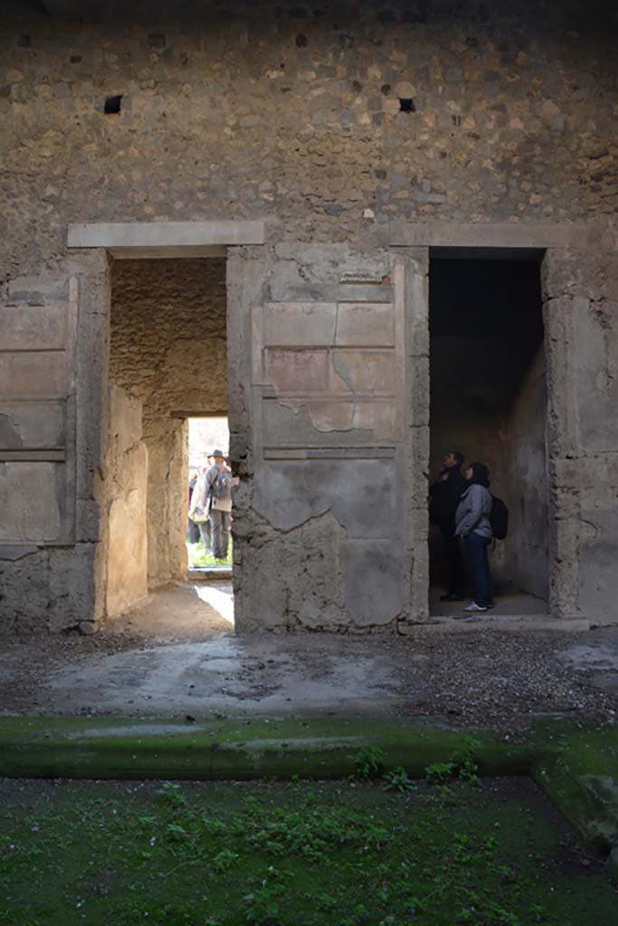 VI.2.4 Pompeii. March 2019.
Looking towards south side of atrium, with doorway to room leading to garden apartments, on left.
Foto Annette Haug, ERC Grant 681269 DÉCOR.