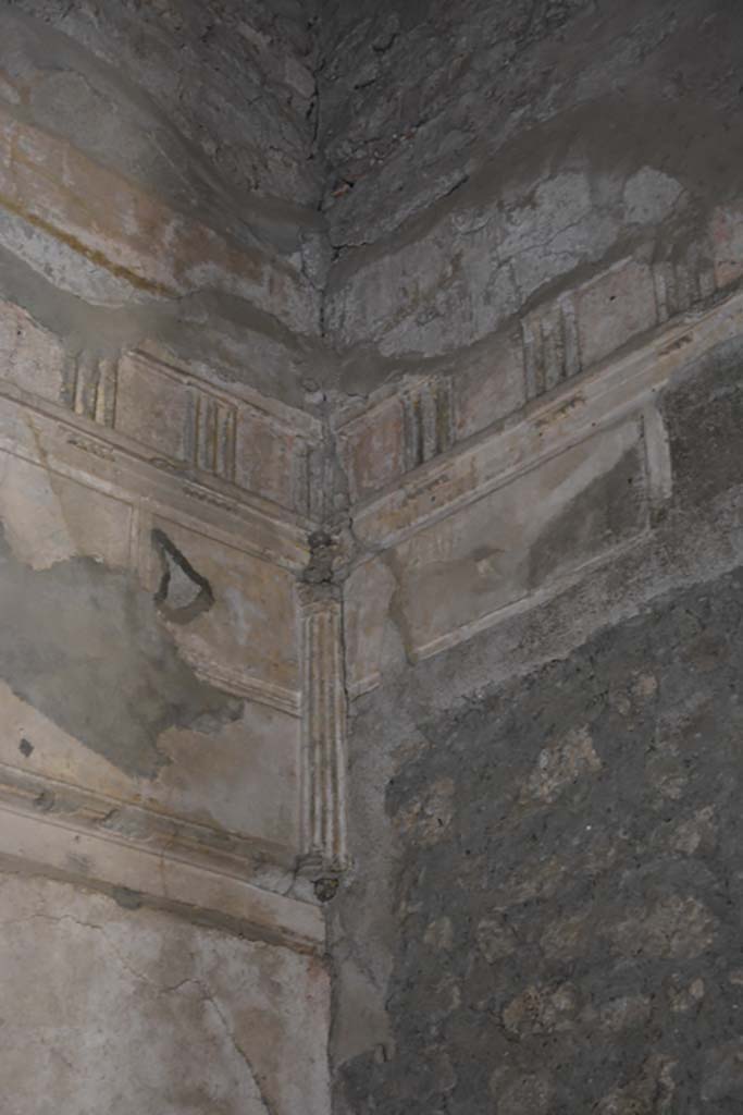VI.2.4 Pompeii, December 2017.
Cubiculum on south side of atrium, detail from south-east corner.
Foto Annette Haug, ERC Grant 681269 DÉCOR.