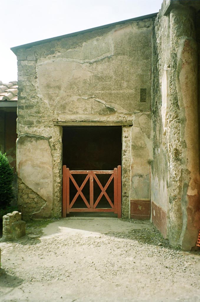 VI.2.4 Pompeii. June 2010.
Doorway to diaeta on south wall in south-west corner of garden apartment. Photo courtesy of Rick Bauer.