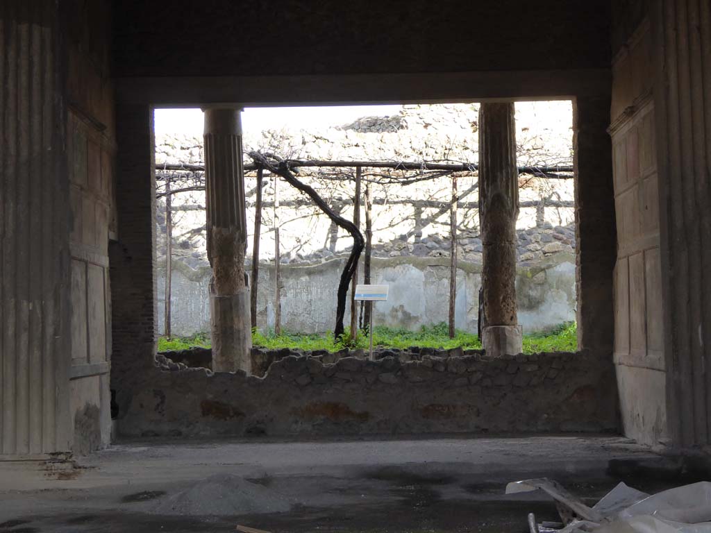 VI.2.4 Pompeii, January 2017. Looking towards east wall of tablinum, with view onto portico and garden area.
Foto Annette Haug, ERC Grant 681269 DÉCOR.